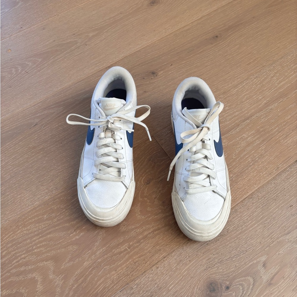 Nike Court Legacy Lift Sneakers